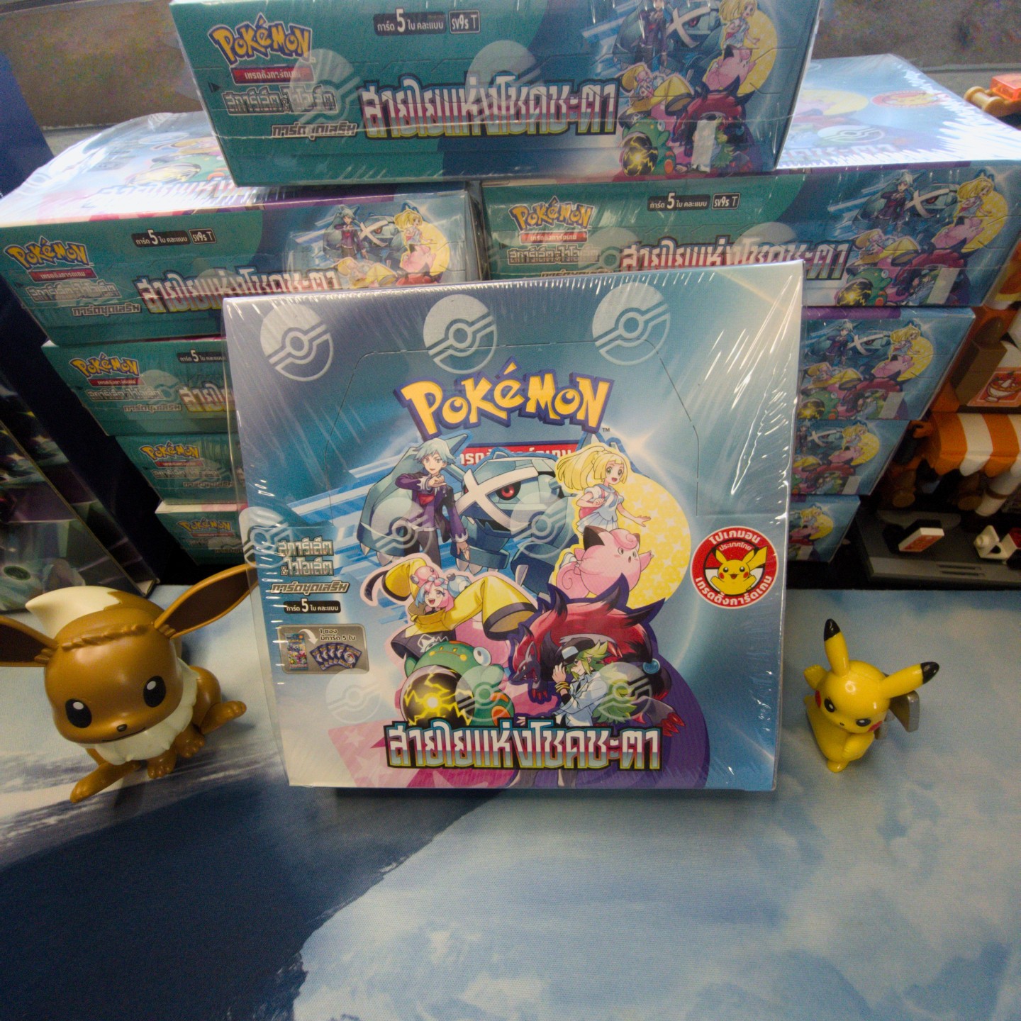 ✨ Bonds of Destiny is a special expansion released exclusively in Indonesia and Thailand in April 2025 as part of the Scarlet & Violet era. It primarily adapts Japan's Battle Partners set and includes cards from Hot Wind Arena, Marnie's Morpeko & Grimmsnarl ex, and Steven's Beldum & Metagross ex.📦 The set features 185 cards, highlighting Trainer's Pokémon, with:
-20 Illustration Rare cards
-15 Full Art Ultra Rare cards
-7 Special Illustration Rare cards
-4 Gold Hyper Rare cardsBonds of Destiny est une extension exclusive aux marchés indonésien et thaïlandais, sortie en avril 2025 dans le cadre de l'ère Scarlet & Violet. Elle adapte principalement l'extension japonaise Battle Partners et intègre également des cartes des sous-ensembles Hot Wind Arena, Marnie's Morpeko & Grimmsnarl ex, et Steven's Beldum & Metagross ex.📦 Le set comprend 185 cartes et met en avant les Pokémon de Dresseur, avec :
-20 cartes rares avec illustration (Illustration Rare)
-15 cartes ultra rares en Full Art
-7 cartes spéciales avec illustration rare
-4 cartes hyper rares dorées#PokemonCollector #PokemonCollection #PokemonCards #PokemonCard #Pokemon #Pokémon #PokemonTCG #cards #cartepokemon #tradingcardgame #expokemon #pokemoncommunity #pokemonpacks #Opening #booster #boosterpack #boosterpokemon #pokemonbooster #invest #collection #scarletviolet #thaipokemoncards #pokemonopening #battlepartners